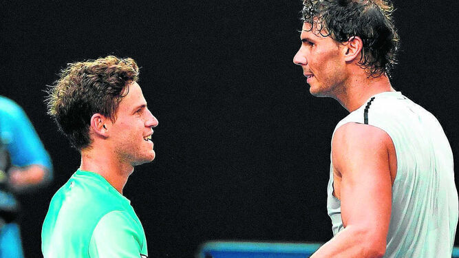 Rafael Nadal y Diego Schwartzman se saludan tras el triunfo del español en Melbourne.