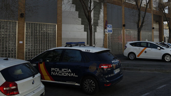 Un patrullero de la Policía Nacional, ayer en la puerta de Urgencias del Hospital Virgen Macarena.
