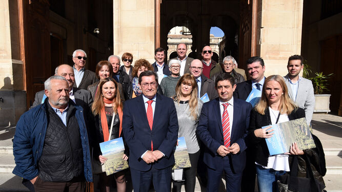 El presidente de la Diputación de Granada, José Entrena, estuvo ayer en Jaén para dar apoyo al proyecto.