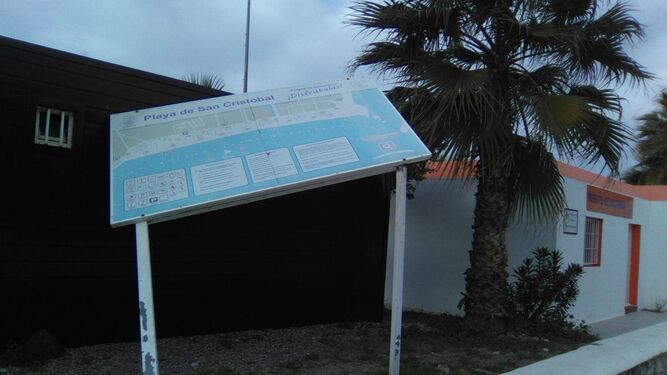Uno de los carteles de señalización afectado por el temporal en la playa de San Cristóbal.