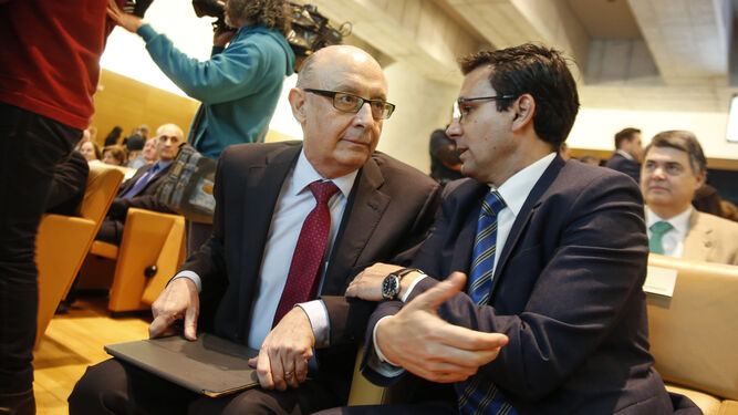 El ministro Montoro conversa con el alcalde en el aniversario de la CGE.