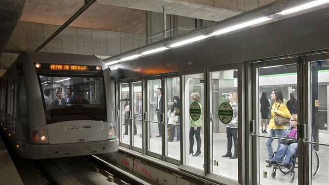 Viajeros esperan para acceder al Metro  de  Sevilla.