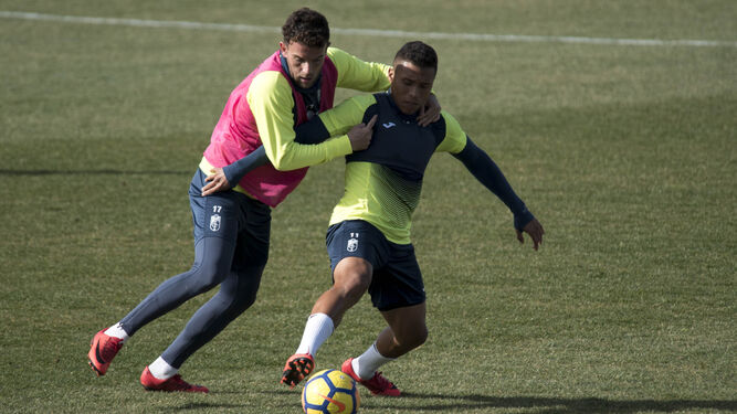 Quini y Machís pugnan por la pelota durante un entrenamiento de esta semana. / CARLOS GIL