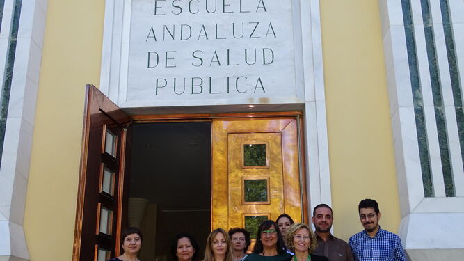 Imagen del equipo del Registro de Cáncer de Granada, en la sede de la EASP.