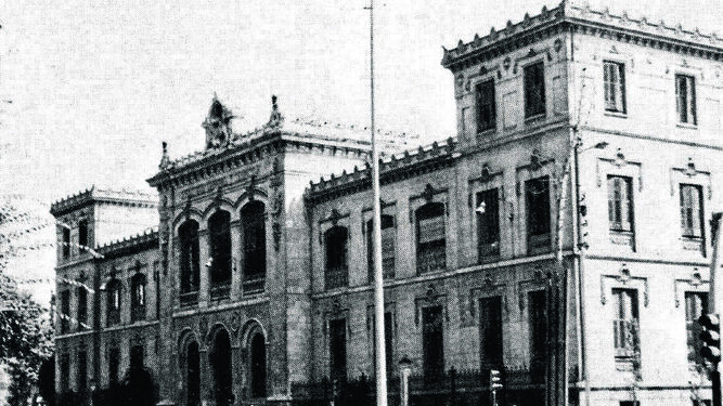 Imagen antigua del instituto, por cuyas aulas han pasado insignes granadinos.