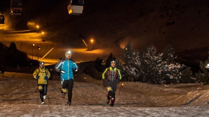 Varios corredores finalizando la Snow Running en Pradollano.