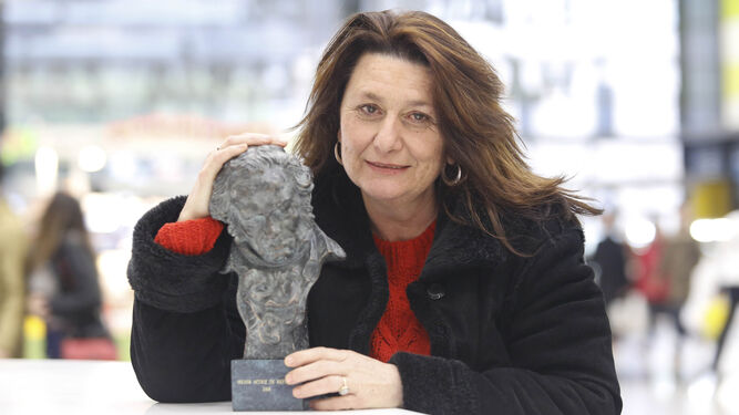 Adelfa Calvo posa con el premio Goya a su llegada, ayer por la tarde, a su ciudad.