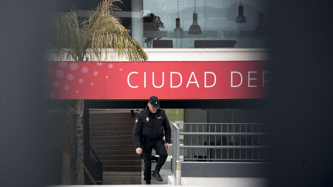 El registro policial de las instalaciones del Granada motivado por la detención de Quique Pina fue la antesala de un merecido triufo rojiblanco.