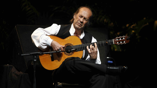 El maestro Paco de Lucía, en una de sus memorables actuaciones en La Habana.