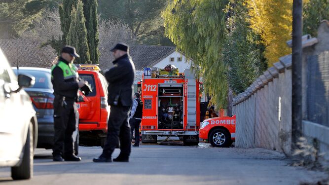 Bomberos y policías a las puertas de la vivienda de Ontinyent en la que dos bebés de menos de un año han fallecido en un incendio.