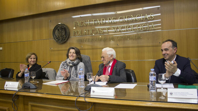 Teresa Díaz, Teresa Ortega, el padre Ángel y José Luis Cabezas, ayer en el aula magna de Ciencias Políticas.