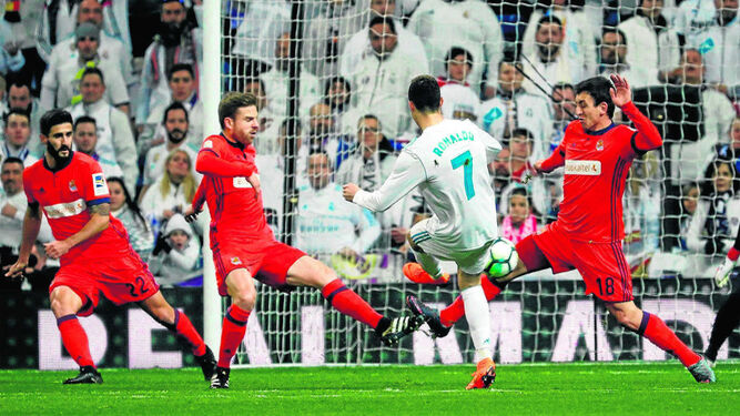 Cristiano Ronaldo remata a portería ante la presencia de Raúl Navas, Illarramendi y Oyarzabal.