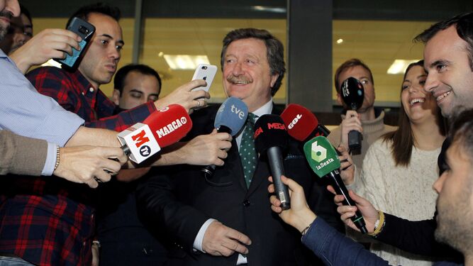 El presidente de la Federación Española de Fútbol (RFEF), Juan Luis Larrea,  ofrece declaraciones a la prensa.