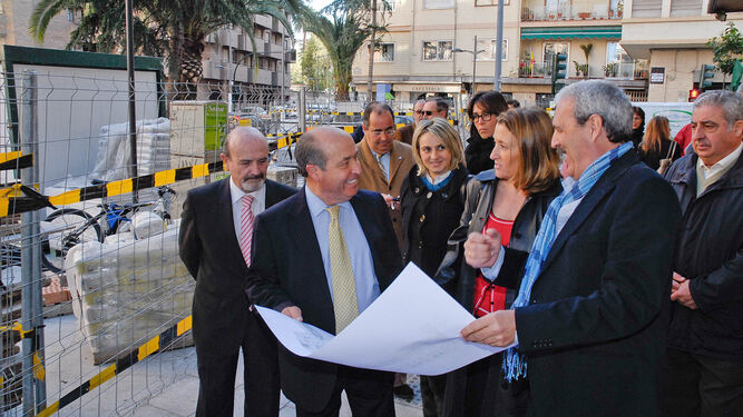 El Ayuntamiento remodeló la calle Obispo Hurtado en 2011 y el propio alcalde, junto a la edil de Urbanismo, acudieron a supervisar las obras.