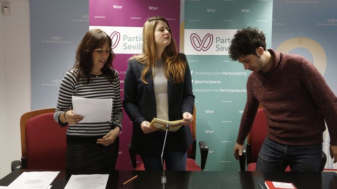 Lo concejales Susana Serrano, Julián Moreno y Cristina Honorato, en rueda de prensa