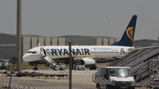 Un avión de Ryanair en el aeropuerto San Pablo.