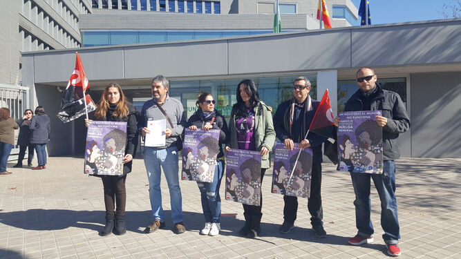 Representantes de la CGT-A presentaron ayer en Granada el preaviso en la Delegación de Empleo.