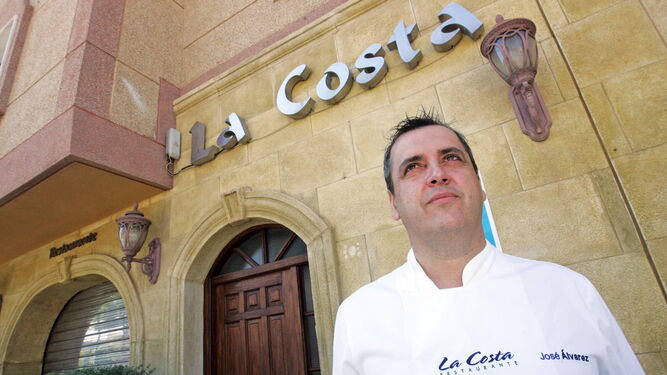 José Álvarez, frente al restaurante La Costa de Almería.
