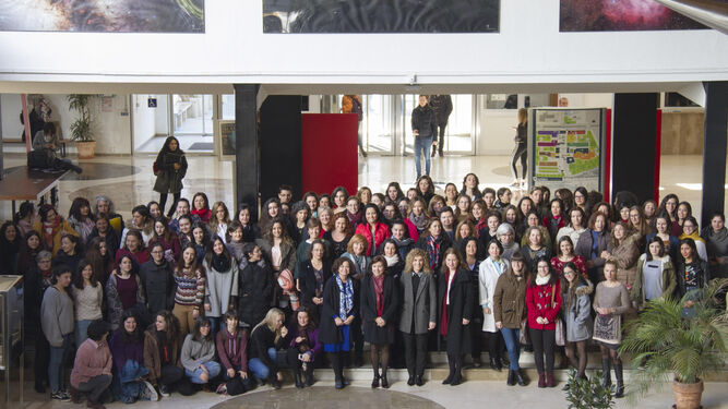 Foto de científicas en el vestíbulo de la Facultad de Ciencias de la Universidad de Granada.
