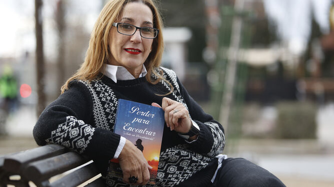 Cristina Villalobos, con su libro.