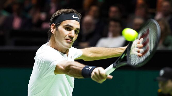 Roger Federer devuelve una bola en el partido ante Robin Haase.