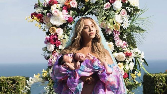 Beyoncé presentó a sus gemelos vistiendo un modelo de la firma (izquierda), y otras propuestas de anteriores y de la nueva colección.