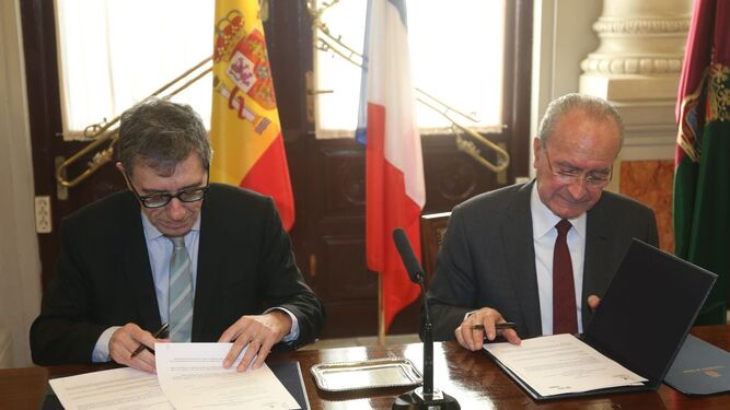 Serge Lasvignes y Francisco de la Torre firman el protocolo en el Ayuntamiento.