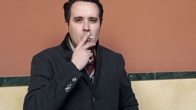 El escritor granadino posa, cigarro en mano, durante una sesión promocional de fotografía.