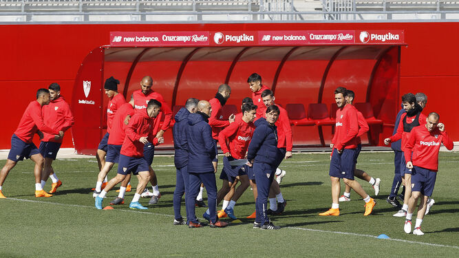 La primera plantilla del Sevilla, en pleno trabajo ayer por la mañana en la ciudad deportiva con Vincenzo Montella al frente.