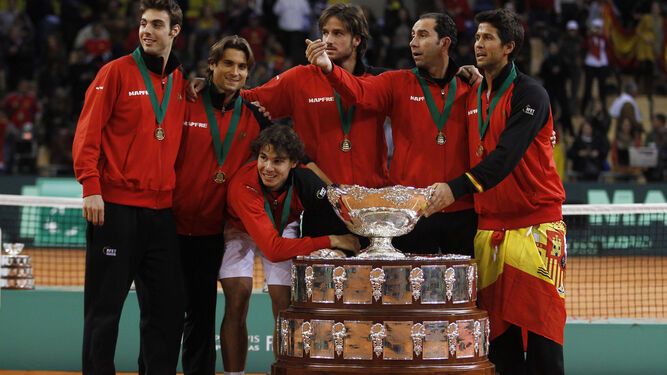 El equipo español con la Copa Davis disputada en Sevilla