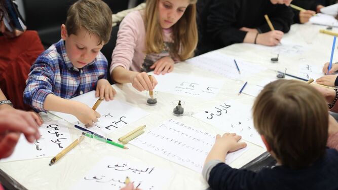 Los niños disfrutaron de un taller de caligrafía árabe en la Alhambra.