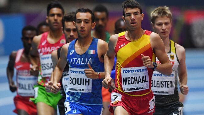 El atleta español Adel Mechaal comanda el grupo durante la final mundialista en pista de los 3.000 metros lisos.