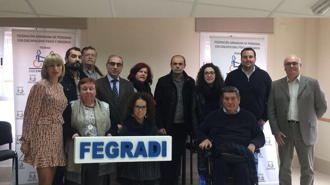 Los representantes socialistas durante la visita a Fegradi.