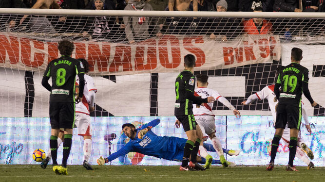 Uno de los goles recibidos por el Granada, en concreto ante el Rayo Vallecano, en la recta final de los choques.