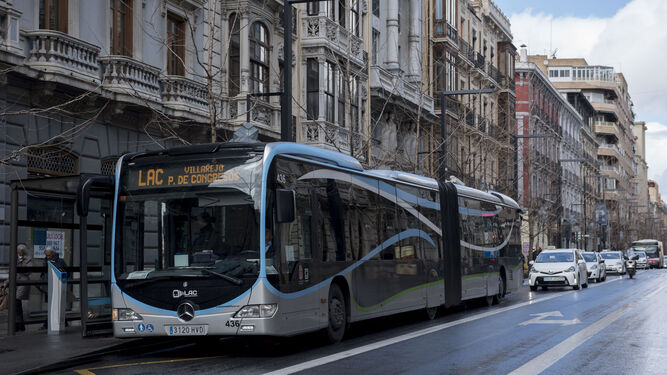 Una de las medidas será pintar de rojo los autobuses de la LAC que se integrarán en la red de transporte público.