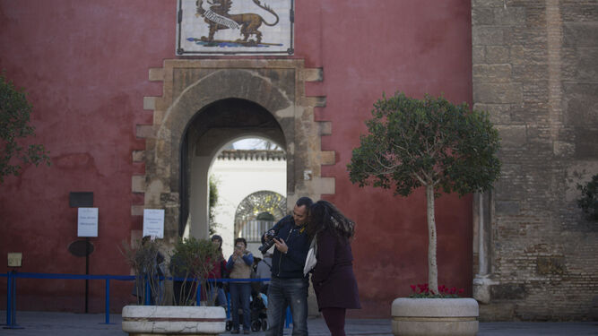 Visitantes en la puerta del Alcázar.