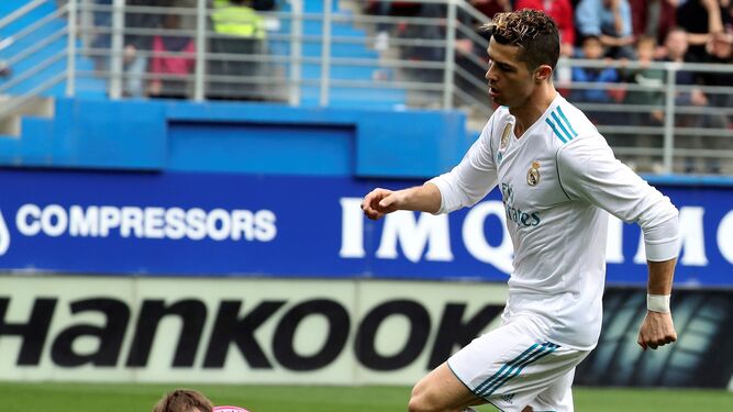 Cristiano Ronaldo bate a Dmitrovic en su primer gol.