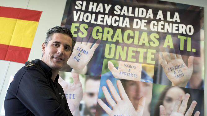Miguel Nestares, en las dependencias de la UFAM ubicadas en la Jefatura Superior de Policía Nacional de Andalucía Oriental.