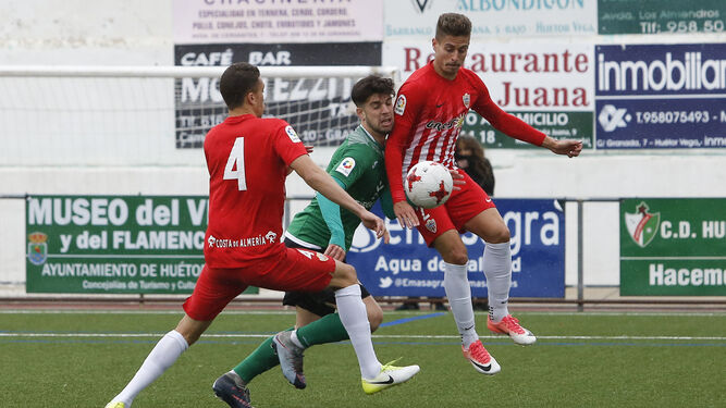 El Almería B demostró en Las Viñas su buen estado de forma goleando a los de Alfonso Fernández.