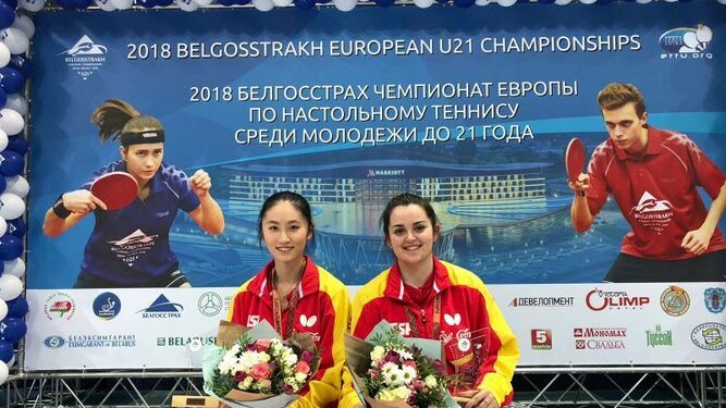 Sofía Xuan Zhang y Ana García, con su medalla de bronce en el podio de Minsk (Bielorrusia).