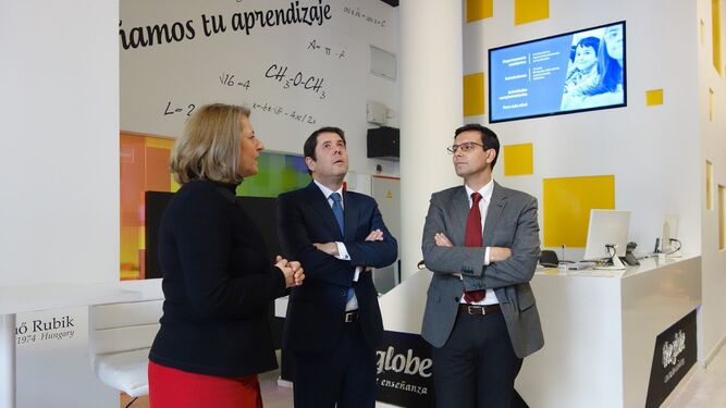 El alcalde de Granada y el presidente de Cámara de Comercio visitan The Globe.