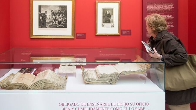 Una visitante contempla parte del material expuesto en el Archivo Histórico.