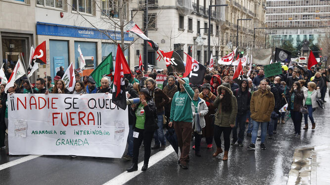 Manifestación de los interinos, ayer, en el centro de Granada.