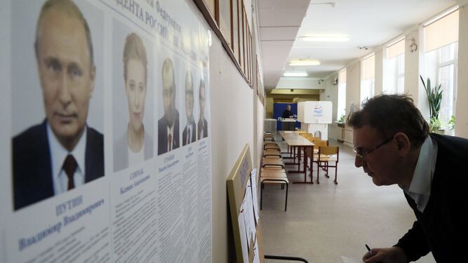 Preparativos de las elecciones rusas en una escuela de Moscú.