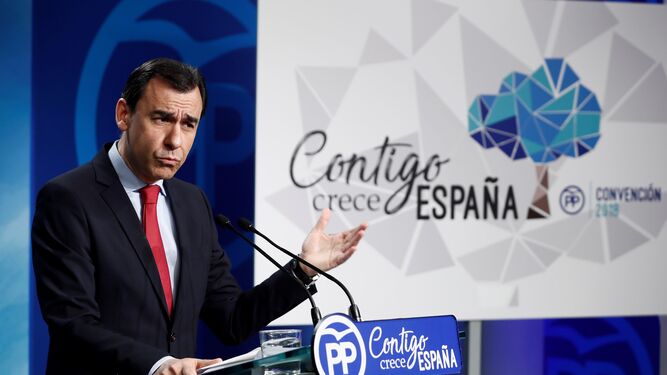 Fernando Martínez Maíllo, ayer en la sede del PP, con el logo de la convención de Sevilla.