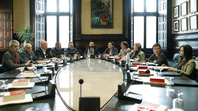 El presidente del Parlamento catalán, Roger Torrent (centro), ayer al inicio de la reunión de la Junta de Portavoces de la Cámara.