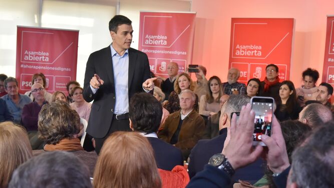 El secretario general del PSOE, Pedro Sánchez, interviene en la asamblea de militantes de ayer en La Línea.