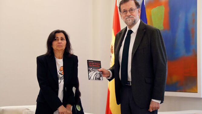 Las cinco representantes del movimiento 'kelly' que se reunieron ayer con Rajoy durante su rueda de prensa en el Senado.