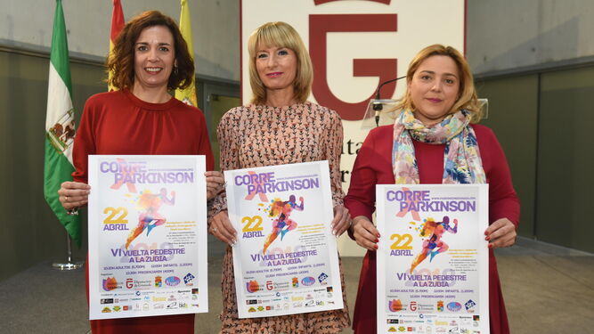 La diputada de Deportes, Purificación López, junto a la presidenta de la Asociación de Parkinson de Granada, María Angustias Díaz, y la gerente  de la asociación, Ana Rodríguez, en el acto de presentación.