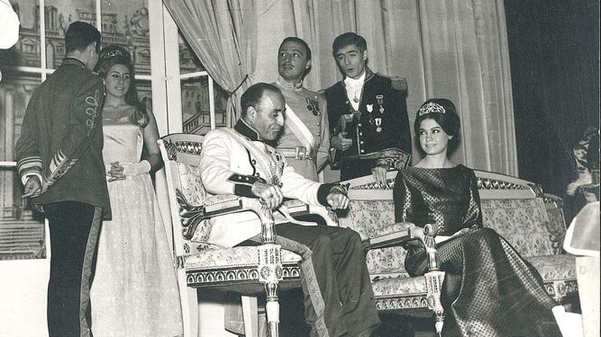 De pie a la derecha, José María Guadalupe en su época de actor, al lado de Raúl Sender. A la izquierda, de pie, está Fiorella Faltoyano.